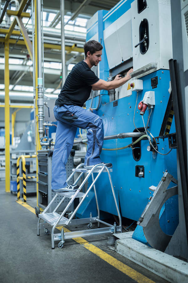 Arbeitspodest einseitig begehbar Aluminium geriffelt, 3 Stufen – Bild 3